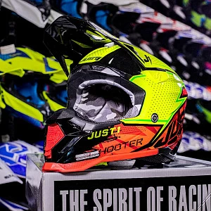 Шлем кроссовый JUST1 J40 SHOOTER (красн/желт глянц, XL) Шлем кроссовый JUST1 J40 SHOOTER (красн/желт глянц, XL)