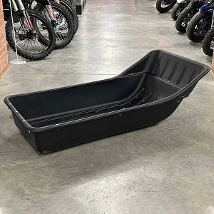 Сани-волокуши 1430 с отбойником с накладками с дышлом 400 мм. Сани-волокуши 1430 с отбойником с накладками с дышлом 400 мм.